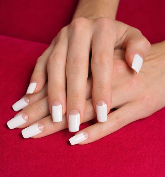 Addison Rae's mega XL french manicure