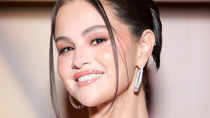 Selena Gomez&rsquo;s Beachy, Bronzy Glam Just Set the Tone for Summer &mdash; See Photo